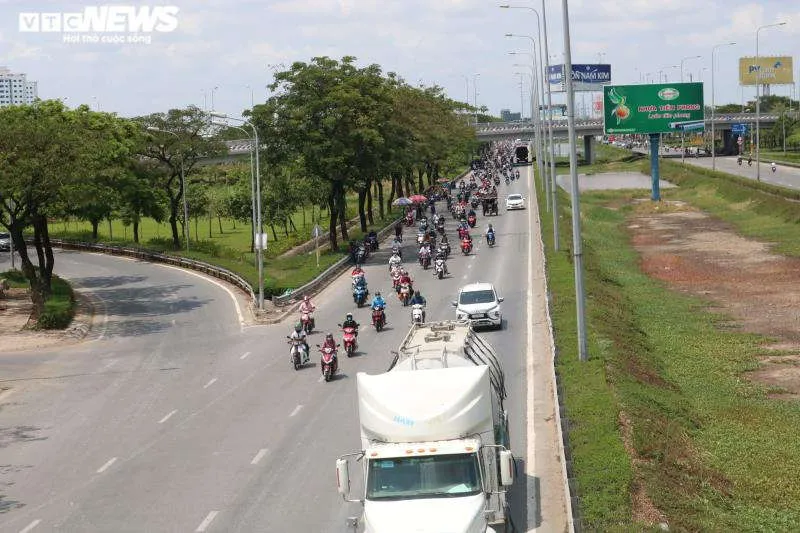 Người d&acirc;n &ugrave;n &ugrave;n trở về sau kỳ nghỉ lễ, cửa ng&otilde; TP.HCM kẹt cứng - 3