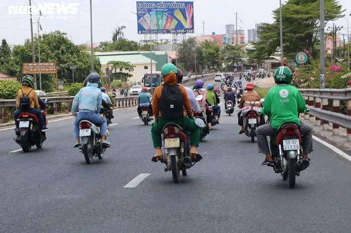 Người d&acirc;n &ugrave;n &ugrave;n trở về sau kỳ nghỉ lễ, cửa ng&otilde; TP.HCM kẹt cứng - 4