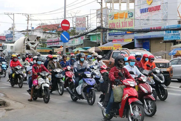 Người d&acirc;n &ugrave;n &ugrave;n trở về sau kỳ nghỉ lễ, cửa ng&otilde; TP.HCM kẹt cứng - 5