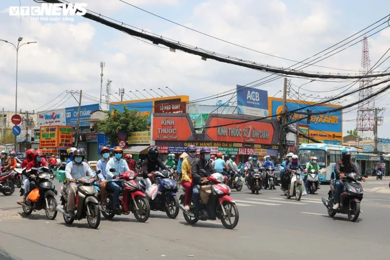 Người d&acirc;n &ugrave;n &ugrave;n trở về sau kỳ nghỉ lễ, cửa ng&otilde; TP.HCM kẹt cứng - 6