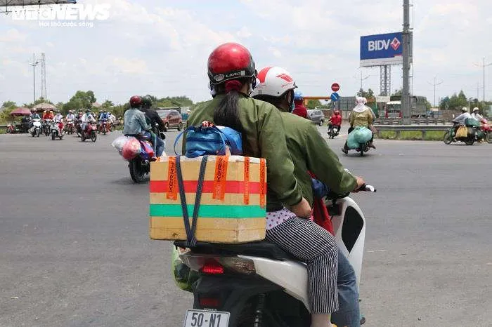 Người d&acirc;n &ugrave;n &ugrave;n trở về sau kỳ nghỉ lễ, cửa ng&otilde; TP.HCM kẹt cứng - 7