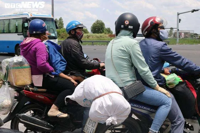 Người d&acirc;n &ugrave;n &ugrave;n trở về sau kỳ nghỉ lễ, cửa ng&otilde; TP.HCM kẹt cứng - 8