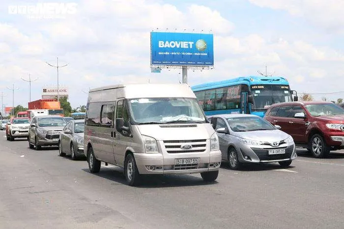 Người d&acirc;n &ugrave;n &ugrave;n trở về sau kỳ nghỉ lễ, cửa ng&otilde; TP.HCM kẹt cứng - 9