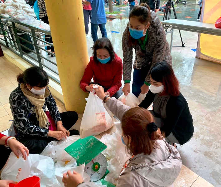 C&aacute;c c&ocirc; gi&aacute;o c&acirc;n gạo tặng người d&acirc;n