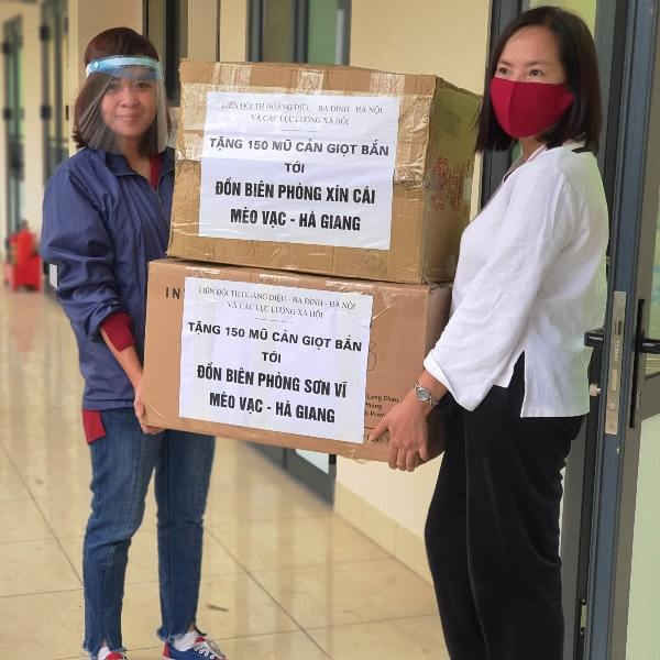 Những tấm chắn giọt bắn từ c&aacute;c gi&aacute;o vi&ecirc;n v&agrave; học sinh l&agrave;m gửi tặng đến lực lượng Bộ đội bi&ecirc;n ph&ograve;ng