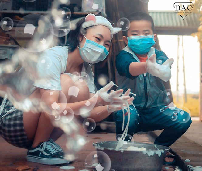 Bức ảnh đạt giải Nhất cuộc thi &ldquo;nCoV Fashion Week&rdquo; với th&ocirc;ng điệp &ldquo;Hạnh ph&uacute;c giản đơn m&ugrave;a dịch Covid-19&rdquo;