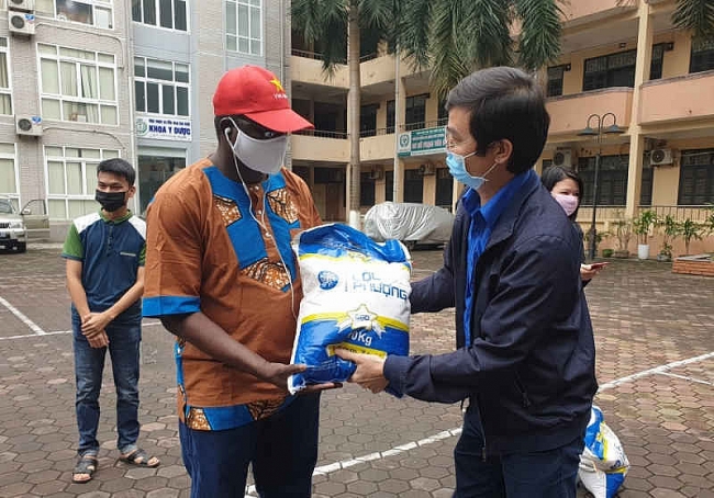 San sẻ yêu thương cùng sinh viên trong đại dịch Covid-19