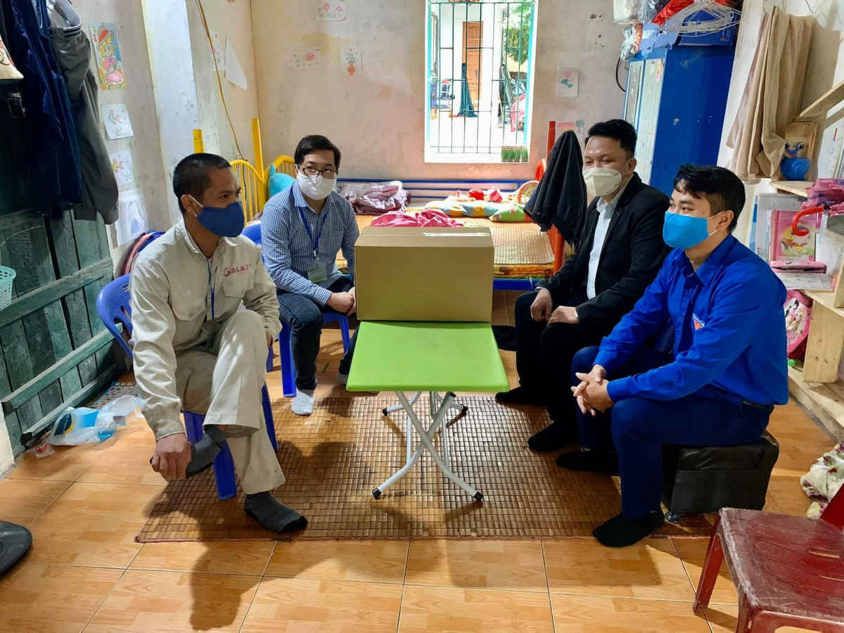 Đo&agrave;n Thanh ni&ecirc;n C&aacute;c khu c&ocirc;ng nghiệp, chế xuất H&agrave; Nội đến thăm, tặng qu&agrave; gia đ&igrave;nh anh Tr&acirc;̀n Văn Chi&ecirc;́n