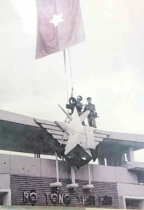 Cựu binh tham gia cắm cờ trên nóc Bộ tổng tham mưu VNCH ngày 30/4