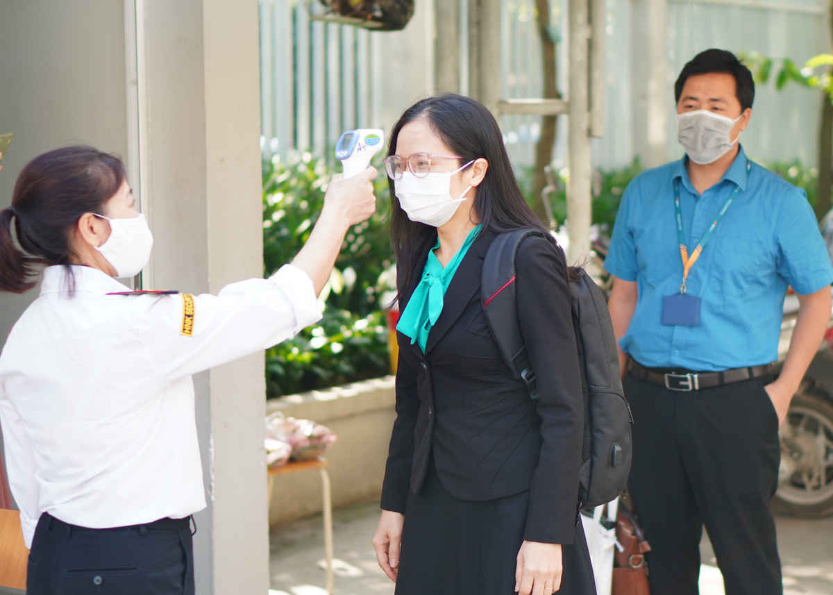 Trường học chia ca, lắp vách ngăn đảm bảo giãn cách khi học sinh quay lại trường - 1