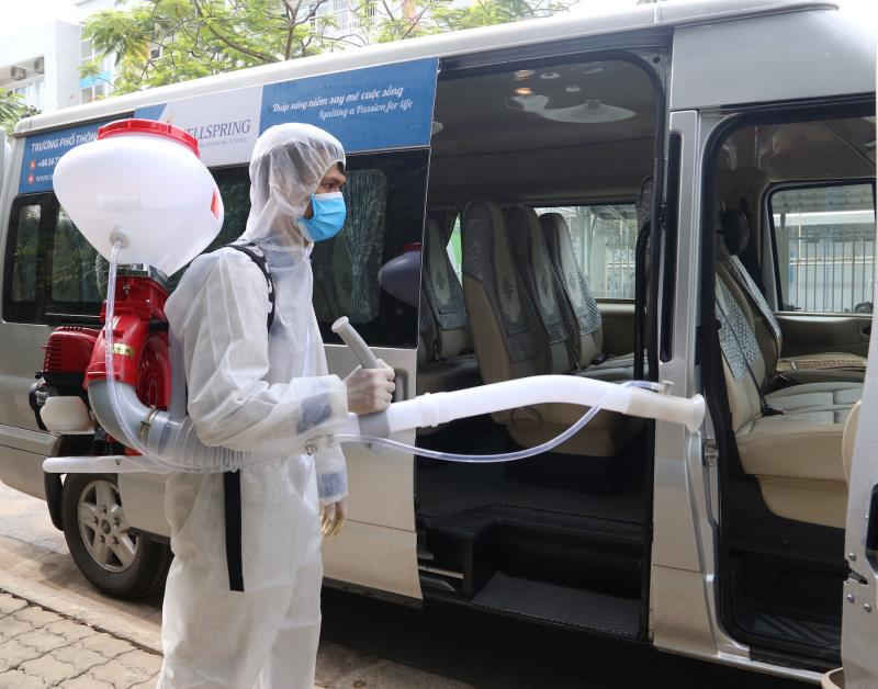 Trường học chia ca, lắp vách ngăn đảm bảo giãn cách khi học sinh quay lại trường - 3