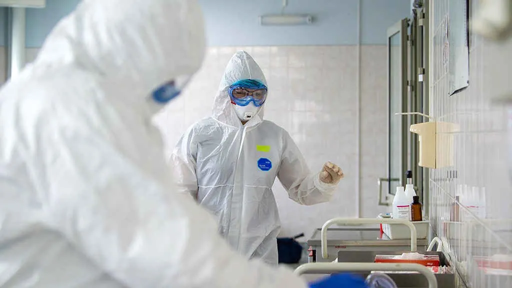so ca nhiem virus sars-cov-2 o nga gan can moc 100.000 hinh 1