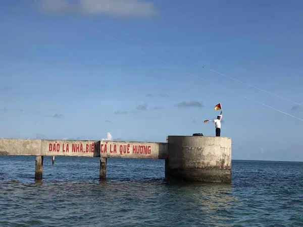 trong hoan canh nao, nguoi linh truong sa luon chac tay sung hinh 2