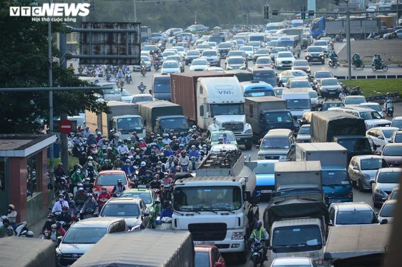 Cửa ngõ nhiều thành phố lớn tắc nghẽn vì người dân đổ về quê nghỉ lễ - 1