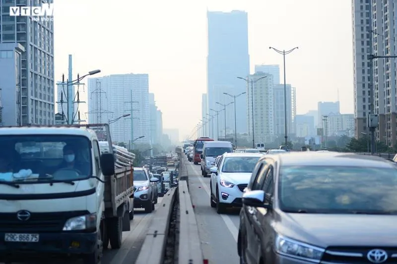 Cửa ngõ nhiều thành phố lớn tắc nghẽn vì người dân đổ về quê nghỉ lễ - 2