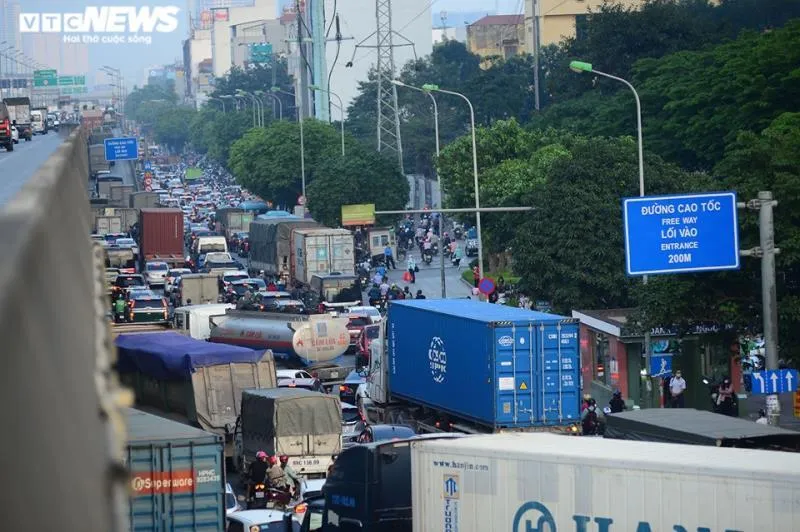 Cửa ngõ nhiều thành phố lớn tắc nghẽn vì người dân đổ về quê nghỉ lễ - 3