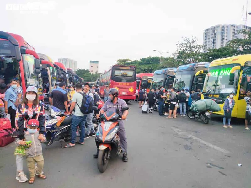 Cửa ngõ nhiều thành phố lớn tắc nghẽn vì người dân đổ về quê nghỉ lễ - 5
