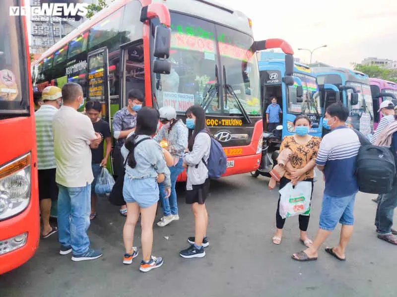 Cửa ngõ nhiều thành phố lớn tắc nghẽn vì người dân đổ về quê nghỉ lễ - 6