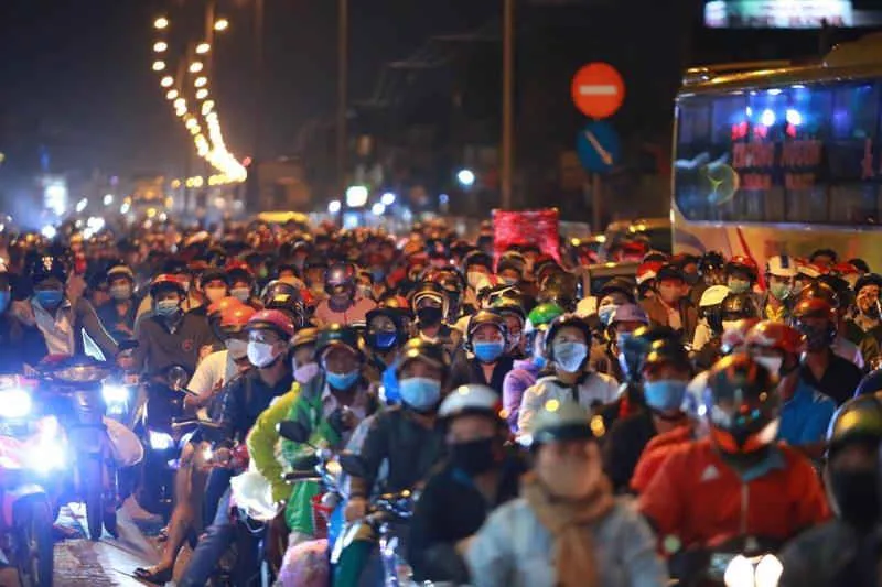 Cửa ngõ nhiều thành phố lớn tắc nghẽn vì người dân đổ về quê nghỉ lễ - 10