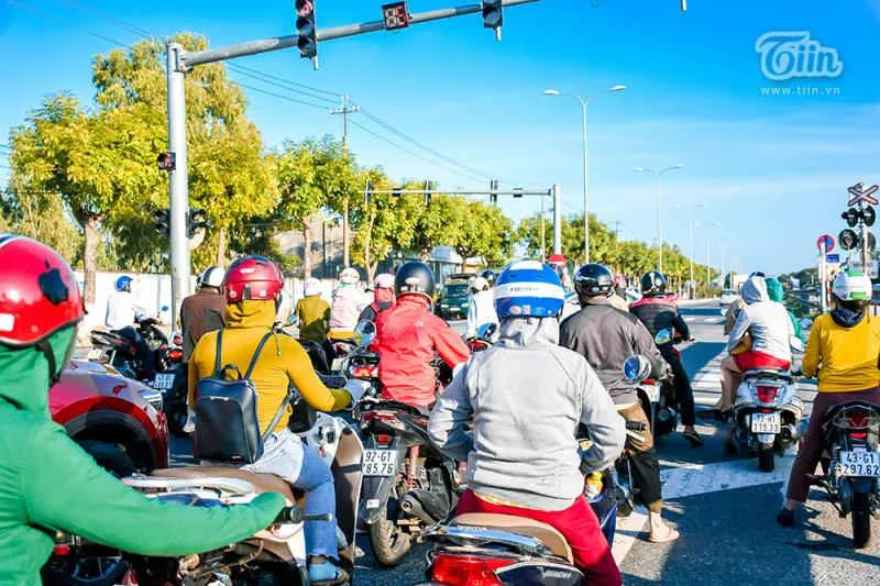Cửa ngõ nhiều thành phố lớn tắc nghẽn vì người dân đổ về quê nghỉ lễ - 11