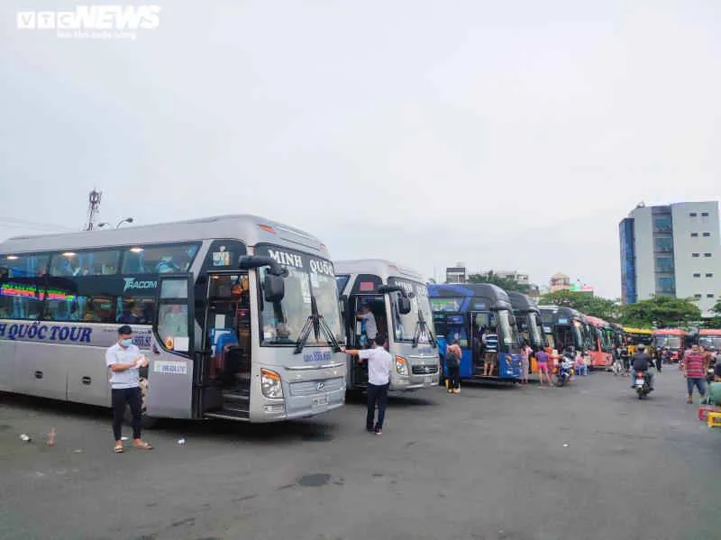 Cửa ngõ TP.HCM ùn tắc vì người dân về quê nghỉ lễ - 1