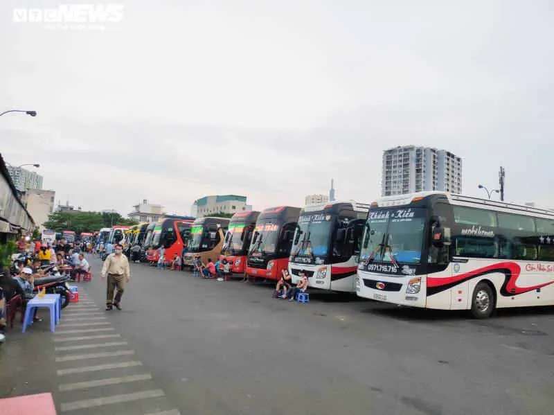 Cửa ngõ TP.HCM ùn tắc vì người dân về quê nghỉ lễ - 2