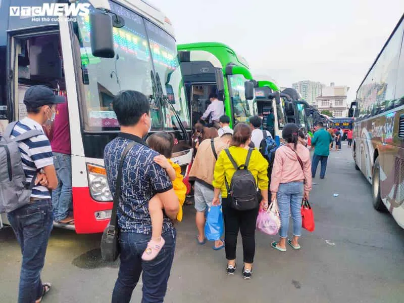 Cửa ngõ TP.HCM ùn tắc vì người dân về quê nghỉ lễ - 6
