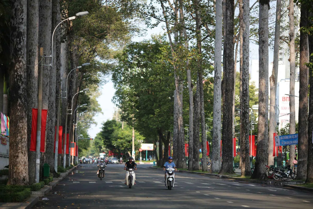 Phố phường Hà Nội, TP.HCM rực rỡ cờ hoa mừng 45 năm Ngày Giải phóng miền Nam