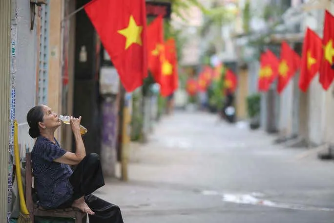 Phố phường Hà Nội, TP.HCM rực rỡ cờ hoa mừng 45 năm Ngày Giải phóng miền Nam