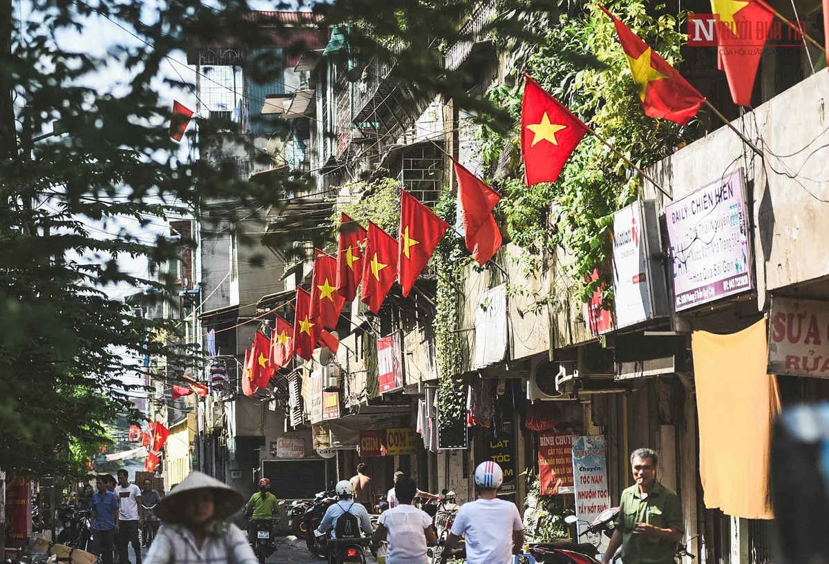 Phố phường Hà Nội, TP.HCM rực rỡ cờ hoa mừng 45 năm Ngày Giải phóng miền Nam