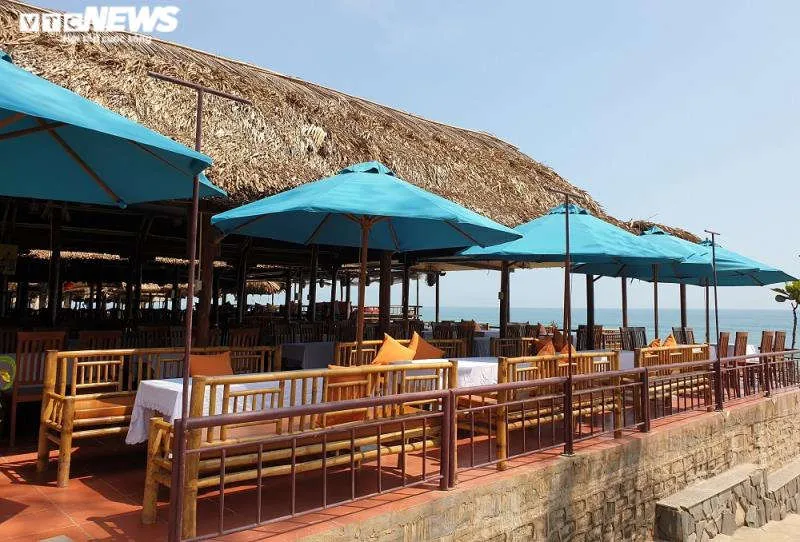 Ảnh: Biển An B&agrave;ng l&aacute;c đ&aacute;c người tắm, chủ nh&agrave; h&agrave;ng mỏi mắt chờ du kh&aacute;ch  - 1