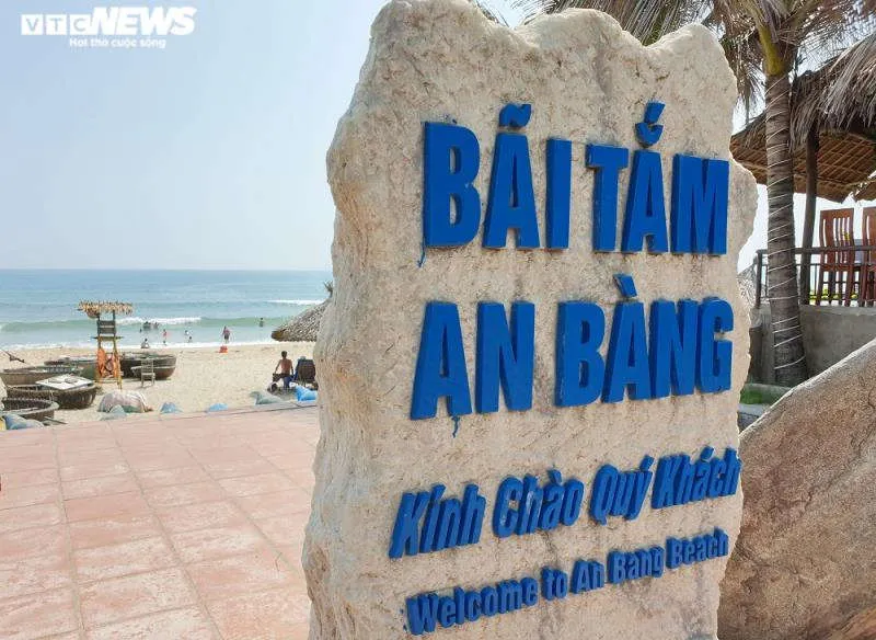 Ảnh: Biển An B&agrave;ng l&aacute;c đ&aacute;c người tắm, chủ nh&agrave; h&agrave;ng mỏi mắt chờ du kh&aacute;ch  - 2