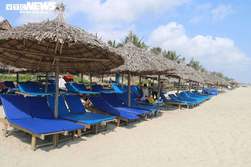 Ảnh: Biển An B&agrave;ng l&aacute;c đ&aacute;c người tắm, chủ nh&agrave; h&agrave;ng mỏi mắt chờ du kh&aacute;ch  - 3