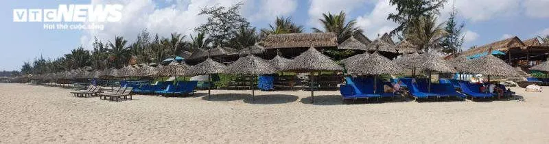 Ảnh: Biển An B&agrave;ng l&aacute;c đ&aacute;c người tắm, chủ nh&agrave; h&agrave;ng mỏi mắt chờ du kh&aacute;ch  - 4