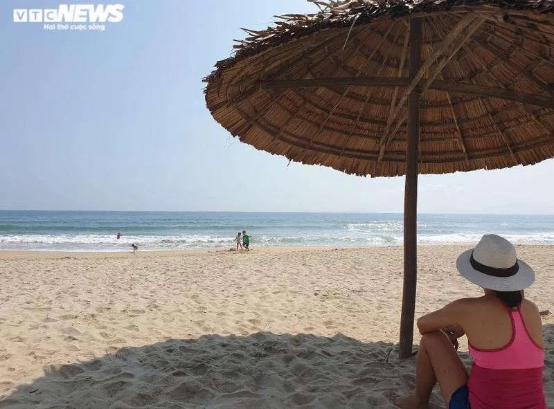 Ảnh: Biển An B&agrave;ng l&aacute;c đ&aacute;c người tắm, chủ nh&agrave; h&agrave;ng mỏi mắt chờ du kh&aacute;ch  - 6