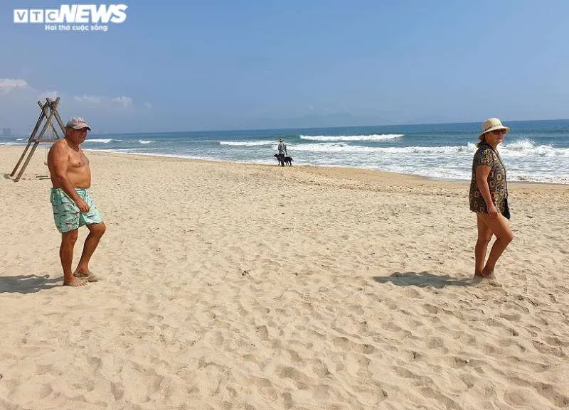 Ảnh: Biển An B&agrave;ng l&aacute;c đ&aacute;c người tắm, chủ nh&agrave; h&agrave;ng mỏi mắt chờ du kh&aacute;ch  - 7