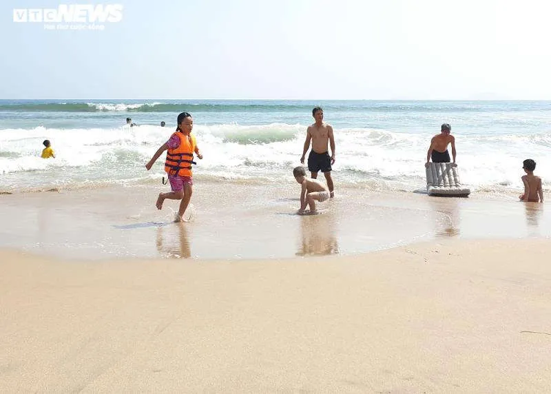 Ảnh: Biển An B&agrave;ng l&aacute;c đ&aacute;c người tắm, chủ nh&agrave; h&agrave;ng mỏi mắt chờ du kh&aacute;ch  - 8