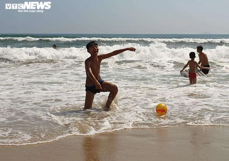 Ảnh: Biển An B&agrave;ng l&aacute;c đ&aacute;c người tắm, chủ nh&agrave; h&agrave;ng mỏi mắt chờ du kh&aacute;ch  - 9