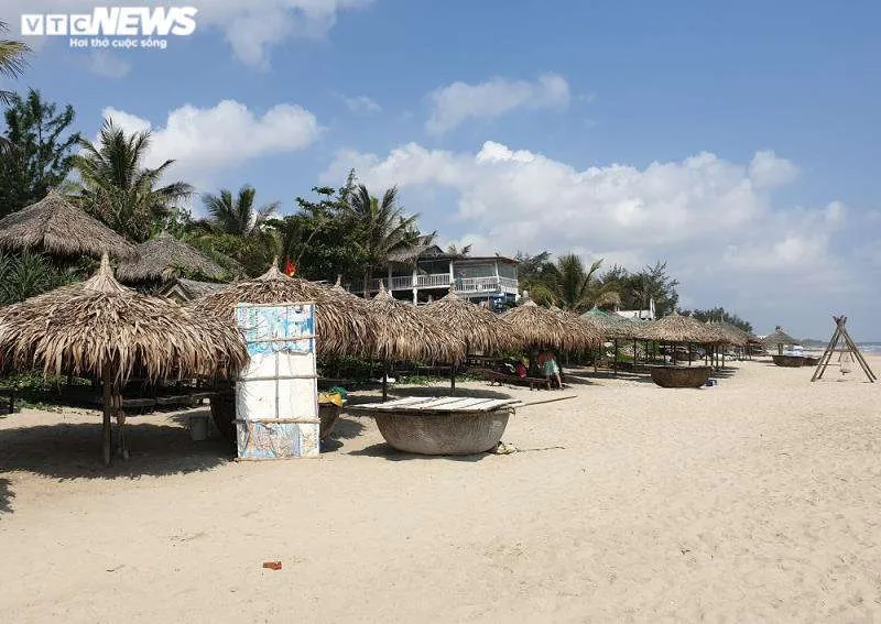 Ảnh: Biển An B&agrave;ng l&aacute;c đ&aacute;c người tắm, chủ nh&agrave; h&agrave;ng mỏi mắt chờ du kh&aacute;ch  - 10