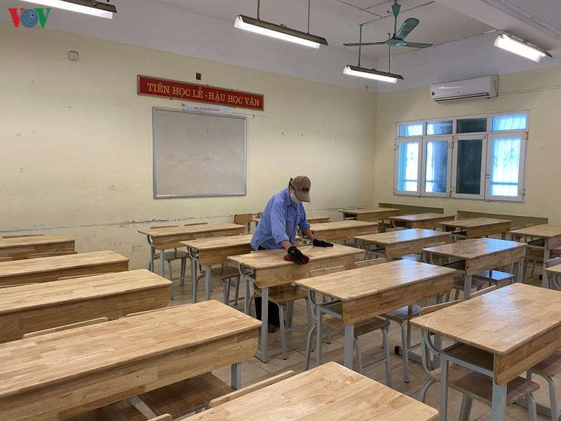 Ảnh: Vệ sinh toàn bộ trường học Hà Nội trước khi học sinh tới lớp - 1