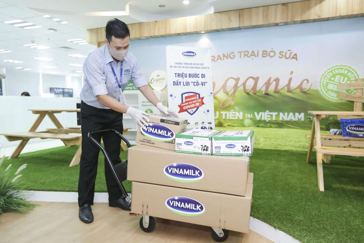 Các nhân viên Vinamilk tự tay chuẩn bị và mang tặng các món quà cho trẻ em yếu thế
