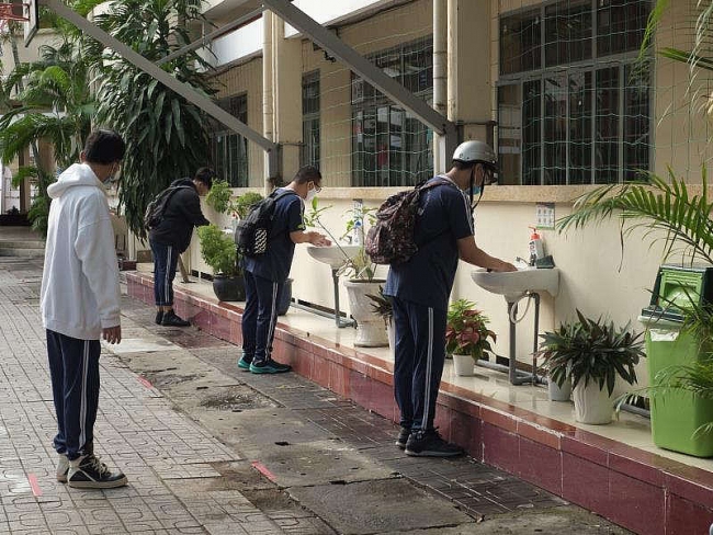 Học sinh TP.HCM hào hứng trở lại trường, giãn cách 1,5m