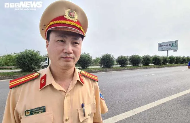 CSGT Bắc Ninh xử phạt hàng loạt ô tô đón, trả khách giữa đường - 2