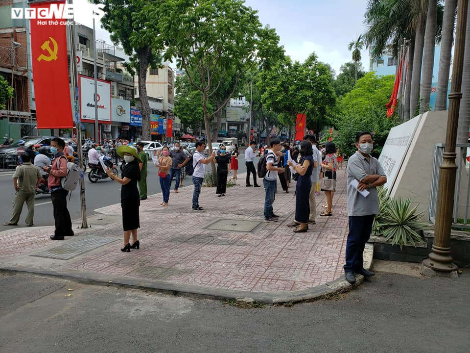 Phụ huynh đứng nhiều giờ trước cổng Trường Việt Úc chờ đối thoại về học phí - 1