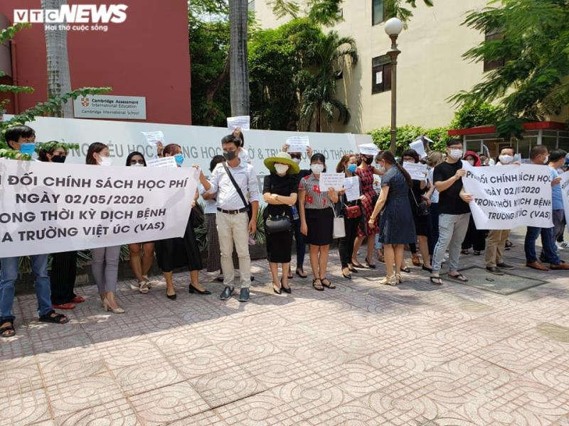 Phụ huynh đồng loạt phản đối học phí trường quốc tế, Sở GD&ĐT TP.HCM nói gì? - 1
