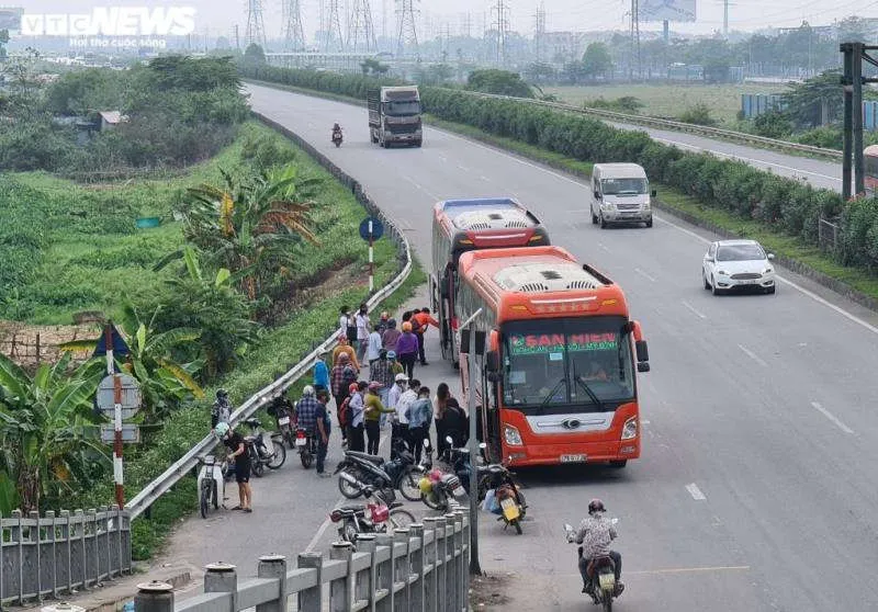 Rùng mình hàng chục tài xế xe ôm chặn đầu, đu bám cửa xe bắt khách giữa quốc lộ - 1