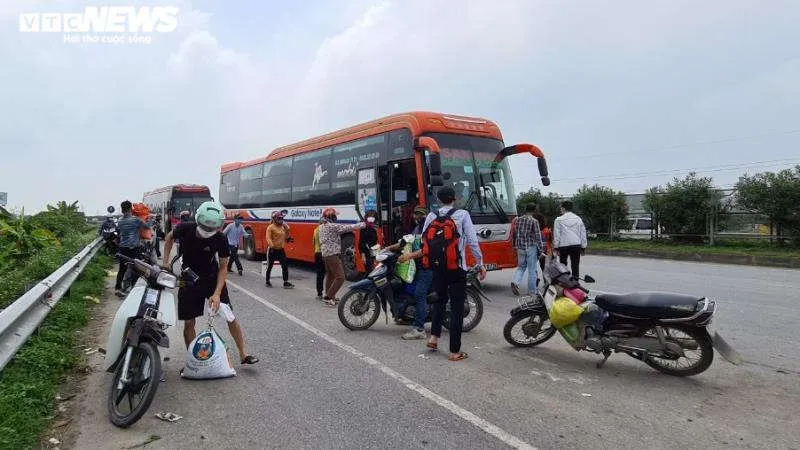 Rùng mình hàng chục tài xế xe ôm chặn đầu, đu bám cửa xe bắt khách giữa quốc lộ - 2