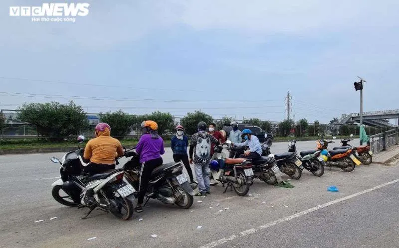 Rùng mình hàng chục tài xế xe ôm chặn đầu, đu bám cửa xe bắt khách giữa quốc lộ - 3