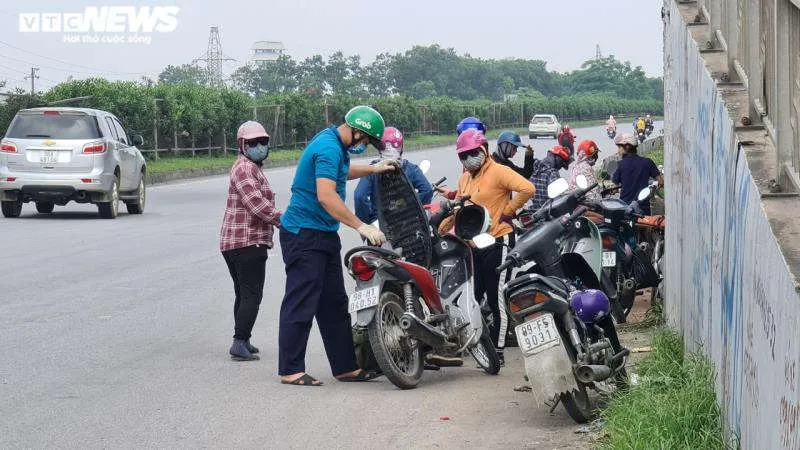 Rùng mình hàng chục tài xế xe ôm chặn đầu, đu bám cửa xe bắt khách giữa quốc lộ - 4