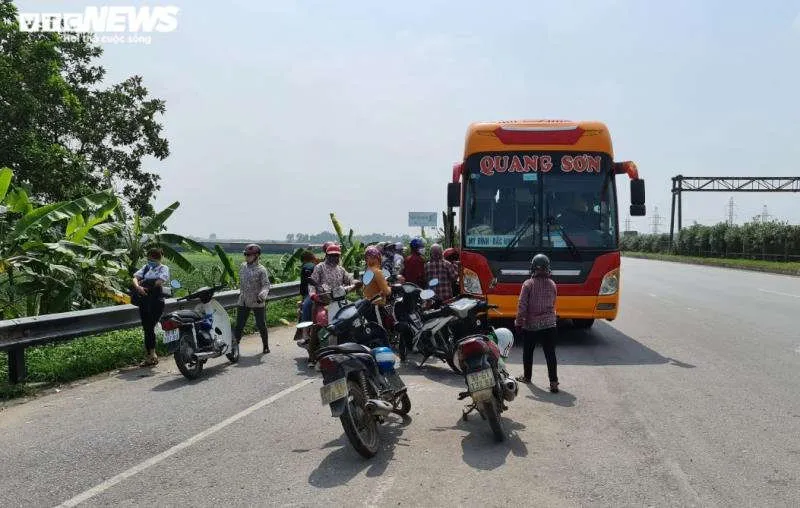 Rùng mình hàng chục tài xế xe ôm chặn đầu, đu bám cửa xe bắt khách giữa quốc lộ - 5